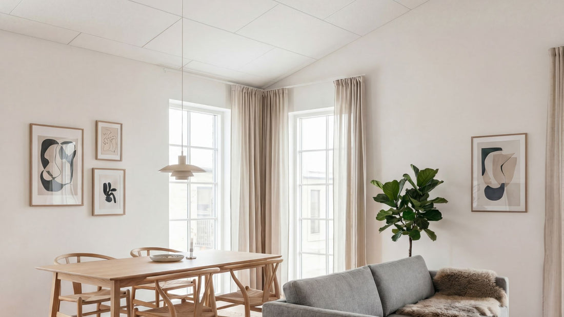 Akustikloft i stue med spisebord, sofa og store vinduer, hvor loftpaneler forbedrer lyd og indeklima